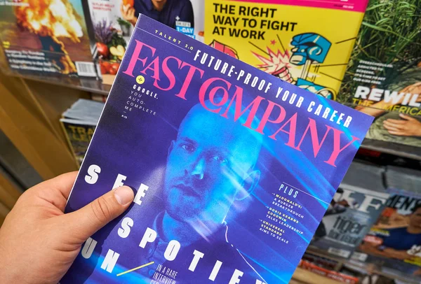 マイアミ アメリカ合衆国 2018 Fast Company の雑誌雑誌のスタックを手に 高速会社は毎月アメリカ ビジネスの技術に焦点を当てて印刷で公開され オンライン雑誌 — ストック写真