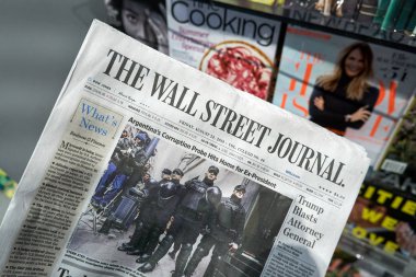 Miami, Amerika Birleşik Devletleri - 22 Ağustos 2018: gazete bir el. Wall Street Journal bir popüler Amerikan iş odaklı, İngilizce günlük gazetedir