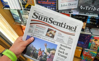Miami, Amerika Birleşik Devletleri - 22 Ağustos 2018: Sun-Sentinel gazete bir el. Fort Lauderdale, Florida'nın ana günlük gazete güneş-nöbetçi olduğunu.