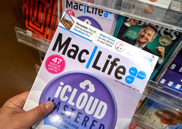 Miami Usa August 2018 Maclife Magazine Hand Stack Magazines Maclife — Stock Photo, Image