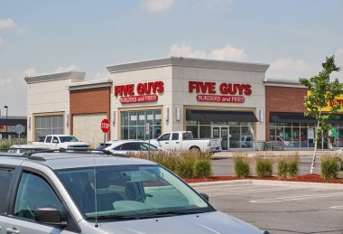 Toronto, Kanada - 15 Ağustos 2018: Beş adam Mağazası. Beş çocuklar Enterprises Llc hamburger üzerinde odaklanmış bir Amerikan hızlı rahat restoran zinciridir