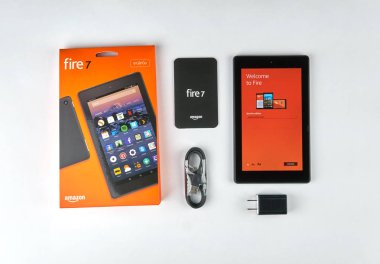 Montreal, Kanada - 8 Eylül 2018: Amazon yangın Tablet ile açılan kutu. Yangın Tablet Amazon.com tarafından geliştirilen bir tablet bilgisayardır