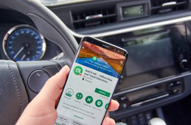 Montreal, Kanada - 8 Ağustos 2018: Maps.me uygulama bir arabada bir cep telefonu ekranda. Maps.me popüler çevrimdışı gps navigasyon hizmetlerden biridir.