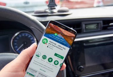 Montreal, Kanada - 8 Ağustos 2018: Maps.me uygulama bir arabada bir cep telefonu ekranda. Maps.me popüler çevrimdışı gps navigasyon hizmetlerden biridir.