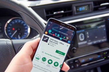 Montreal, Kanada - 8 Ağustos 2018: Uygulama bir arabada bir cep telefonu ekranda işte. Burada biz gitmek popüler çevrimdışı gps gezinti servislerinin biridir.
