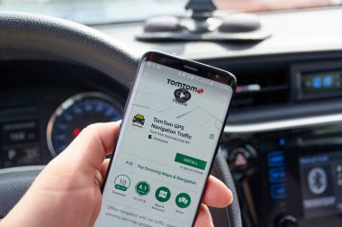 Montreal, Kanada - 8 Ağustos 2018: Tomtom Gps navigasyon trafik uygulama bir arabada bir cep telefonu ekranda. TomTom popüler gps navigasyon hizmetlerden biridir.