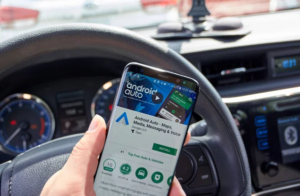 Montreal, Kanada - 15 Temmuz 2018: Bir cep telefonuyla Google android otomatik uygulama. Android Otomatik akıllı bir sürüş arkadaşıdır.