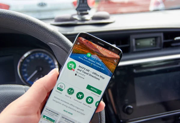 車で携帯電話の画面上のモントリオール カナダ 2018 Maps アプリケーション Maps は人気があるオフラインの Gps ナビゲーション サービスの一つです — ストック写真