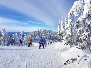 Kanada 'nın Quebec kentindeki Mont-Tremblant kayak merkezinin manzarası