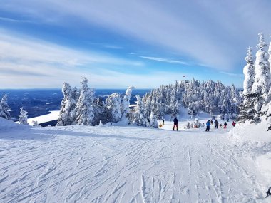 Kanada 'nın Quebec kentindeki Mont-Tremblant kayak merkezinin manzarası
