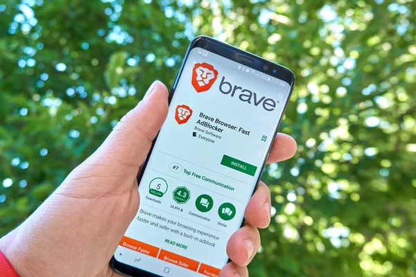 Montreal, Kanada - 28 Ağustos 2018: Cesur tarayıcı, hızlı Adblocker android app Samsung s8 ekranda.