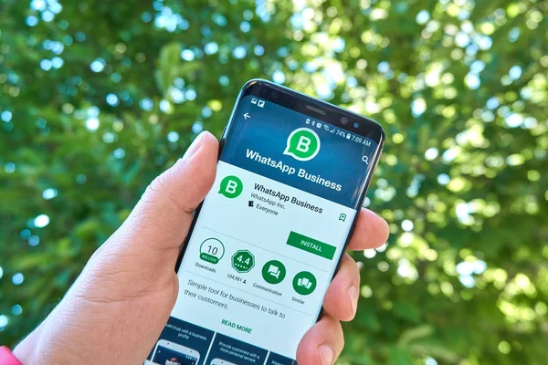 Montreal, Kanada - 28 Ağustos 2018: Whatsapp iş Samsung s8 ekran android app. WhatsApp iş app müşterileri ile iletişim kurmasına izin veren bir işletmeler için araçtır.