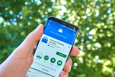 Montreal, Kanada - 28 Ağustos 2018: Microsoft kişisel alışveriş yardımcısı android app Samsung s8 ekranda.