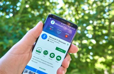Montreal, Kanada - 28 Ağustos 2018: Microsoft vitrin o android app Samsung s8 ekranda.