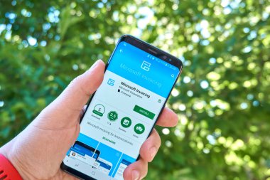 Montreal, Kanada - 28 Ağustos 2018: Microsoft Invocing android app Samsung s8 ekranda.