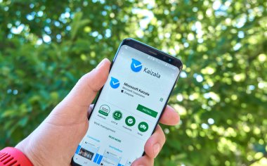 Montreal, Kanada - 28 Ağustos 2018: Microsoft Kaizala, Samsung s8 ekranda iş yönetimi android app.