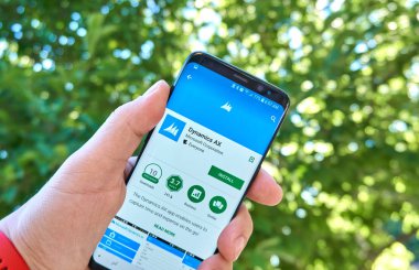 Montreal, Kanada - 28 Ağustos 2018: Microsoft Dynamics Ax android app Samsung s8 ekranda.
