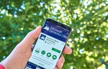 Montreal, Kanada - 28 Ağustos 2018: Microsoft Dynamics Crm android app Samsung s8 ekranda.