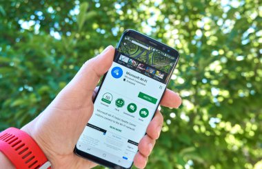 Montreal, Kanada - 28 Ağustos 2018: Microsoft Wifi android app Samsung s8 ekranda.