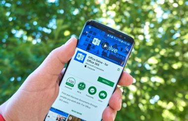 Montreal, Kanada - 28 Ağustos 2018: Microsoft Office üzerinde durulacaktır için Samsung s8 ekranında Office 365 android app.