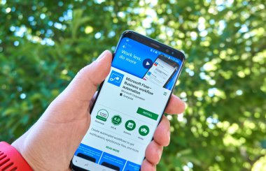 Montreal, Kanada - 28 Ağustos 2018: Microsoft Flow, Samsung s8 ekranda iş iş akışı android app.
