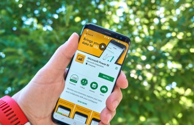 Montreal, Kanada - 28 Ağustos 2018: Microsoft güç BI android app Samsung s8 ekranda.