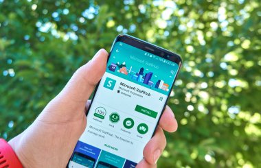 Montreal, Kanada - 28 Ağustos 2018: Microsoft Staffhub android app Samsung s8 ekranda.