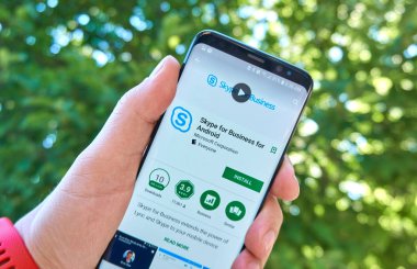 Montreal, Kanada - 28 Ağustos 2018: İş için Samsung s8 ekran android app Microsoft Skype.