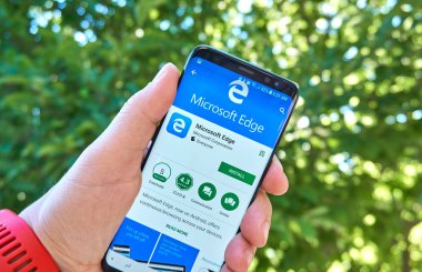 Montreal, Kanada - 28 Ağustos 2018: Microsoft kenar tarayıcı android app Samsung s8 ekranda.