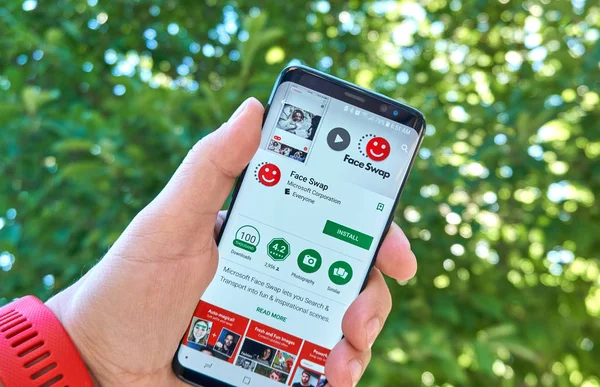 Монреаль Серпня 2018 Microsoft Обличчя Своп Android App Екрані Samsung — стокове фото