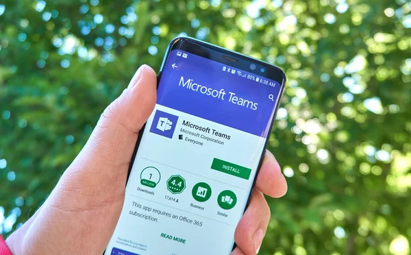 Montreal, Kanada - 28 Ağustos 2018: Microsoft Teams android app Samsung s8 ekranda.