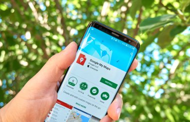 Montreal, Kanada - 28 Ağustos 2018: My Google Maps android uygulaması Samsung s8 ekranda.