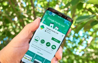 Montreal, Kanada - 28 Ağustos 2018: Google Aile bağlantı android app Samsung s8 ekranda.