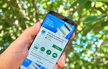 Montreal, Kanada - 28 Ağustos 2018: Dosyaları Google android app Samsung s8 ekranda geçiyor.