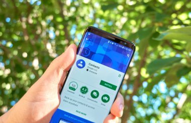 Montreal, Kanada - 28 Ağustos 2018: Google Rehber android app Samsung s8 ekranda.