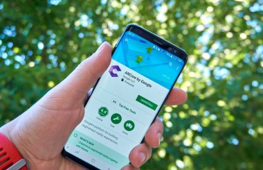 Montreal, Kanada - 28 Ağustos 2018: Arcore yanında Samsung s8 ekranda Google android app.