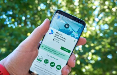 Montreal, Kanada - 28 Ağustos 2018: Google ölçü android app Samsung s8 ekranda.