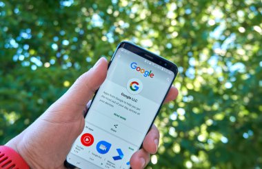 Montreal, Kanada - 28 Ağustos 2018: Google logosu ans tabelada oyun mağaza Samsung s8 ekranda.