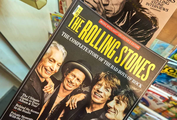 Montreal, Kanada - 9 Temmuz 2018: Rolling Stone Dergisi Dergi yığınının üzerinde bir elinde. Popüler kültür üzerinde odaklanan bir Amerikan dergisi Rolling Stone olduğunu.