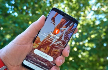Montreal, Kanada - 28 Ağustos 2018: Tapatalk android app Samsung s8 ekranında bir elinde.