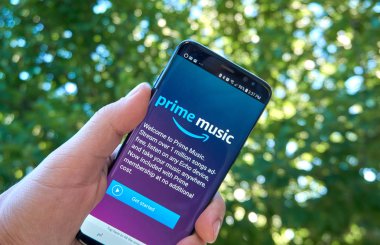 Montreal, Kanada - 28 Ağustos 2018: Amazon Prime müzik android app Samsung s8 ekranında bir elinde.