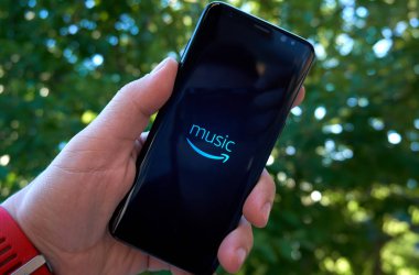 Montreal, Kanada - 28 Ağustos 2018: Amazon Prime müzik android app Samsung s8 ekranında bir elinde.