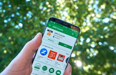 Montreal, Kanada - 28 Ağustos 2018: Amazon Aws konsol android app Samsung s8 ekranında bir elinde.