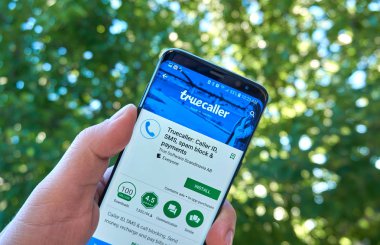 Montreal, Kanada - 28 Ağustos 2018: Truecaller android app Samsung s8 ekranında bir elinde.