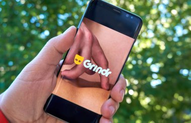 Montreal, Kanada - 28 Ağustos 2018: Grindr - Samsung s8 ekranında bir elinde android uygulaması Gay sohbet.