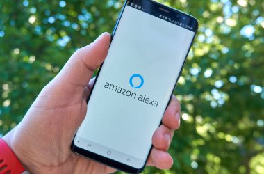 Montreal, Kanada - 28 Ağustos 2018: Amazon Alexa android app Samsung s8 ekranında bir el. Amazon Alexa Amazon tarafından geliştirilen sanal bir asistan olduğunu,