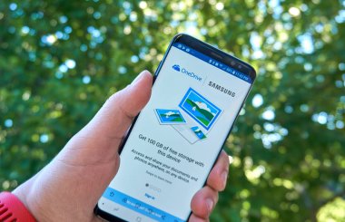 Montreal, Kanada - 28 Ağustos 2018: Onedrive android app Samsung s8 ekranında bir elinde.