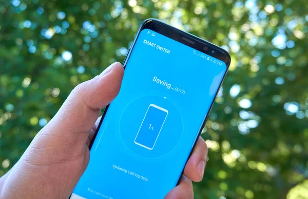Montreal, Kanada - 28 Ağustos 2018: Samsung akıllı anahtar android app Samsung s8 ekranında bir elinde.