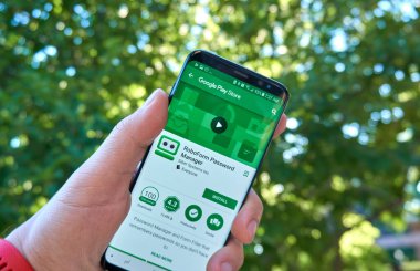 Montreal, Kanada - 28 Ağustos 2018: Roboform şifre yöneticisi android app Samsung s8 ekranında bir elinde.