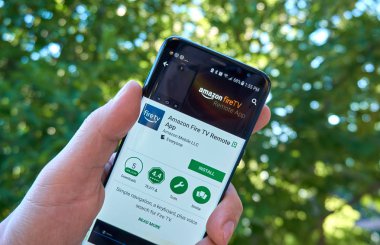 Montreal, Kanada - 28 Ağustos 2018: Amazon yangın Tv uzaktan android app Samsung s8 ekranında bir elinde.